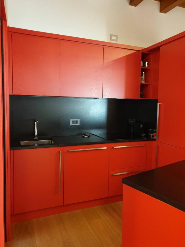 cucina in rovere laccato e top in marmo nero - Sondrio